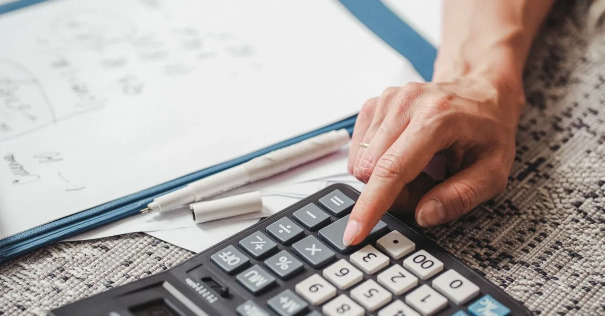 Calendario y calculadora sobre un escritorio