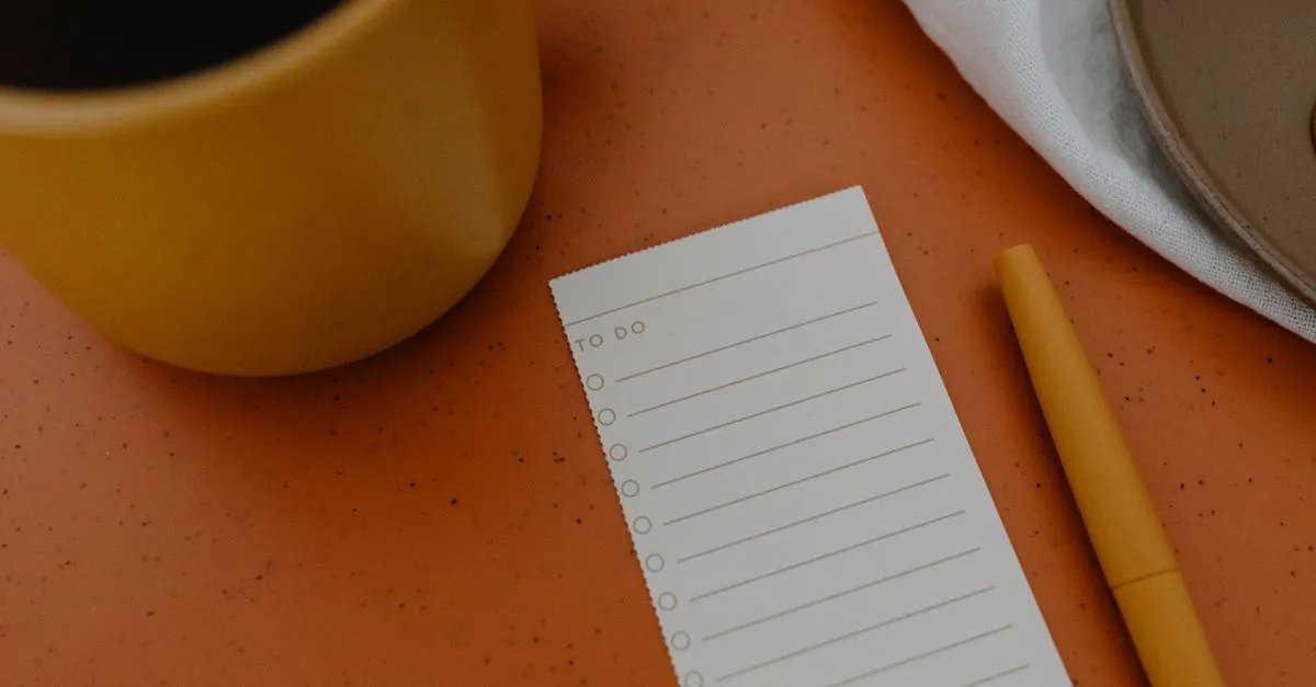 Lista de suscripciones en una hoja con un marcador y un café, listas para revisarse