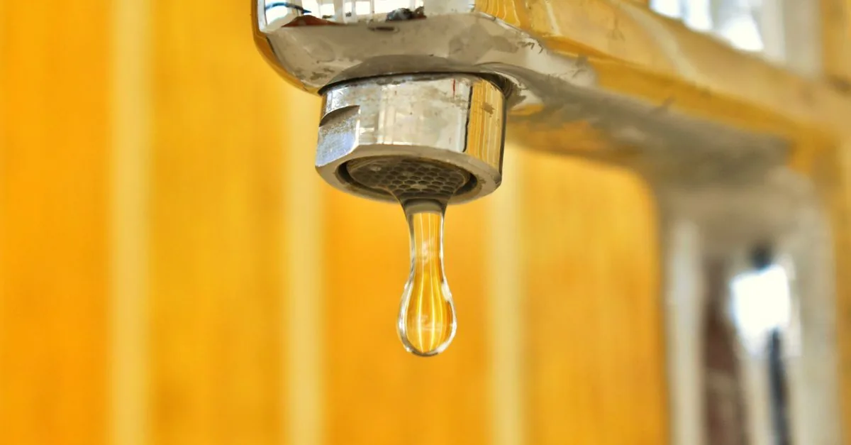 Llave de agua goteando, vista de cerca