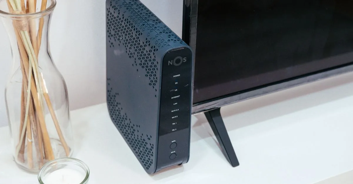 Router de internet sobre un escritorio junto a una laptop