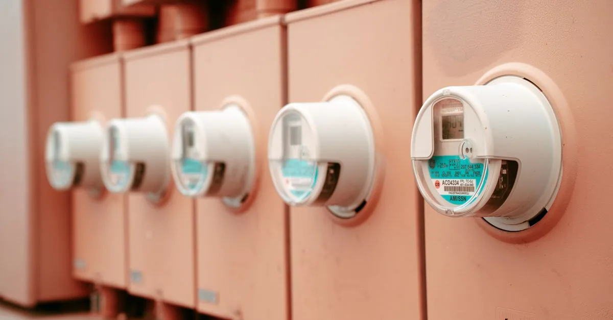 Medidor de luz y un foco, bajar el recibo de electricidad
