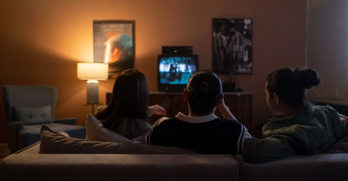 Televisor con una plataforma de streaming en una sala acogedora