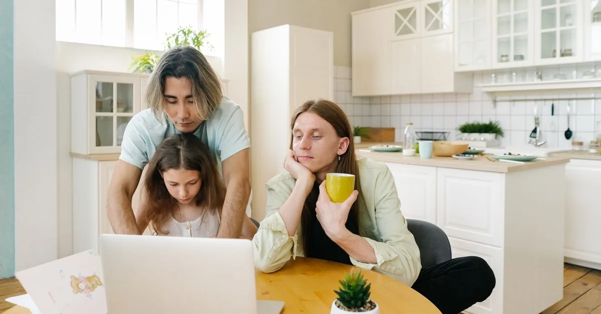 Pareja joven revisando sus cuentas en la cocina