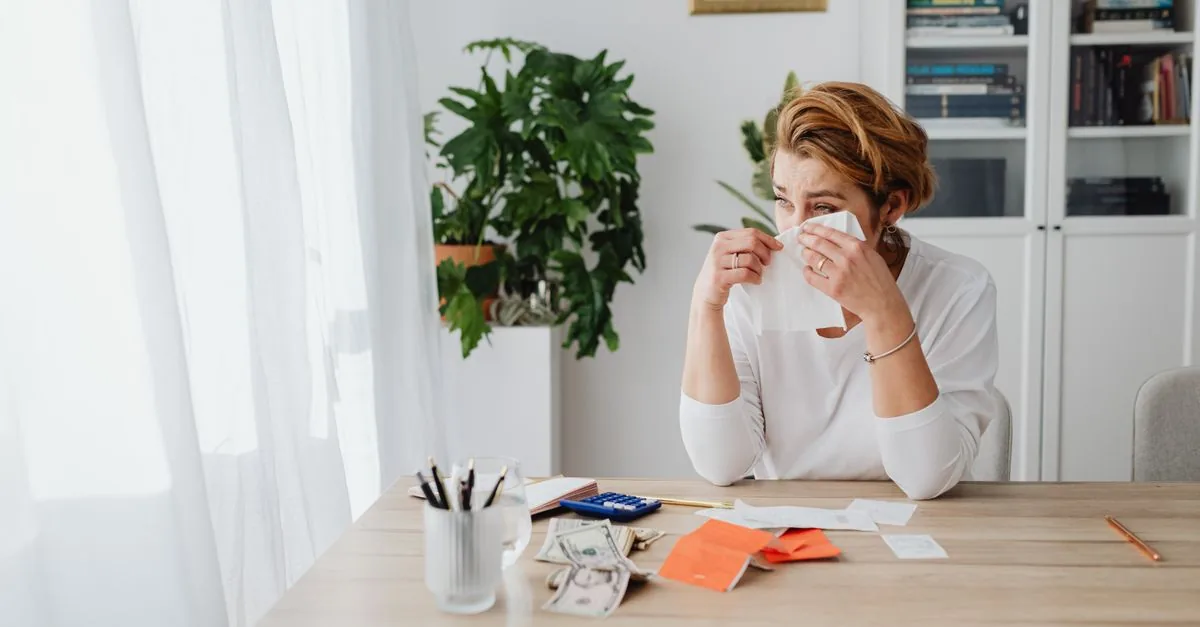Mujer de mediana edad revisando su plan financiero