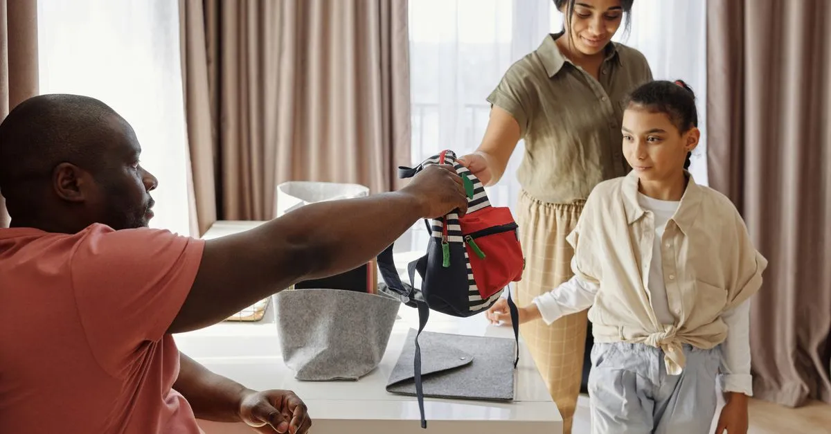 Madre comprando útiles escolares con su hijo