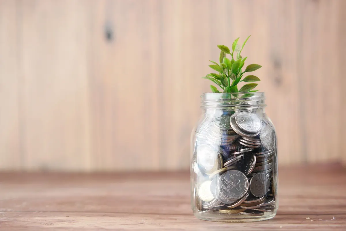 Persona planeando el ahorro para el capital inicial de su negocio