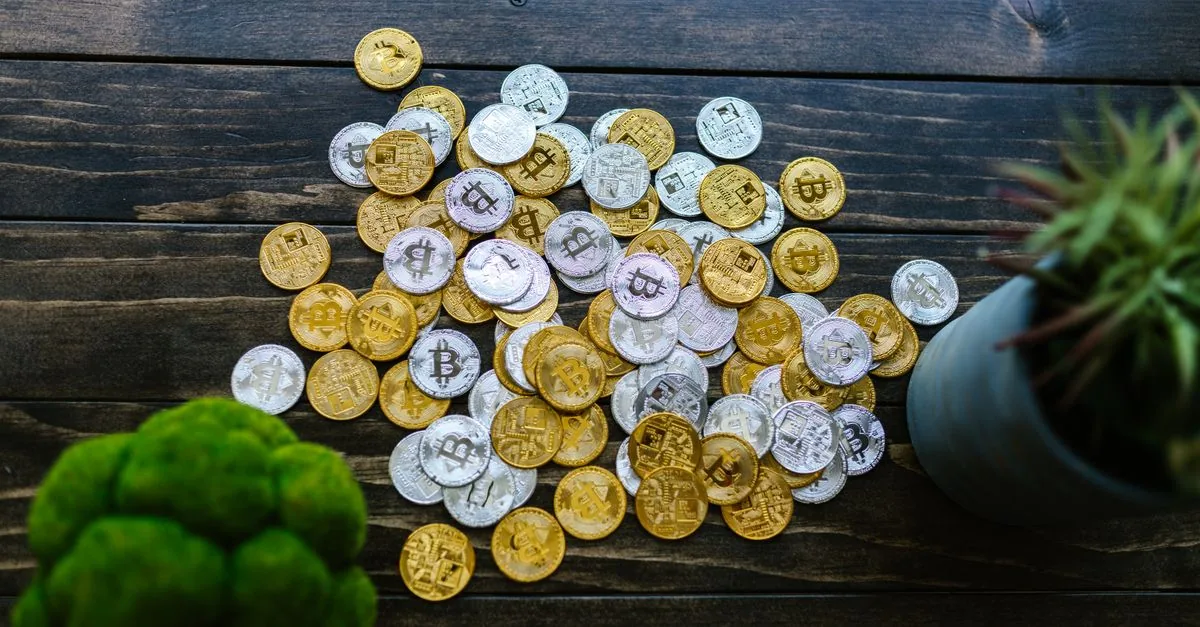 Unas cuantas monedas sobre una mesa de madera