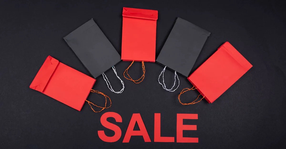 Bolsas de compras y una lista de presupuesto para las ofertas