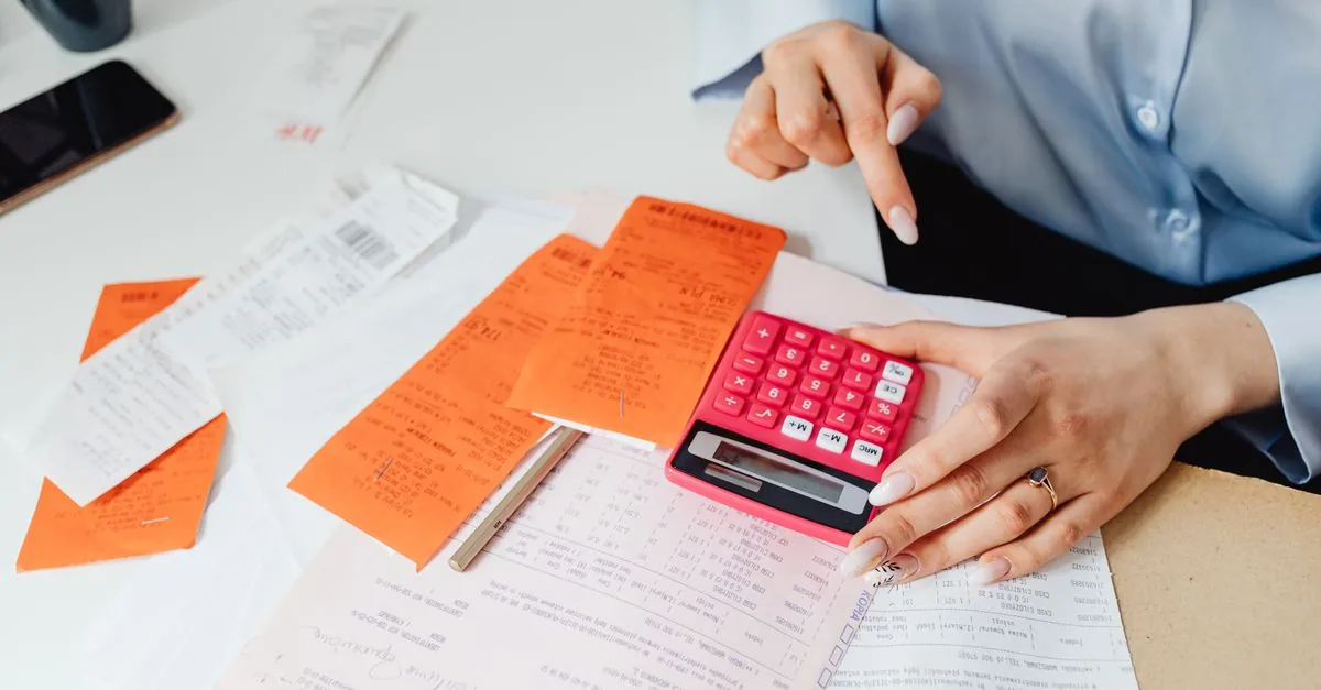 Calculadora y un ticket sobre el escritorio