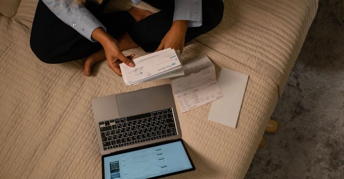 Consultar el historial crediticio desde una laptop en casa
