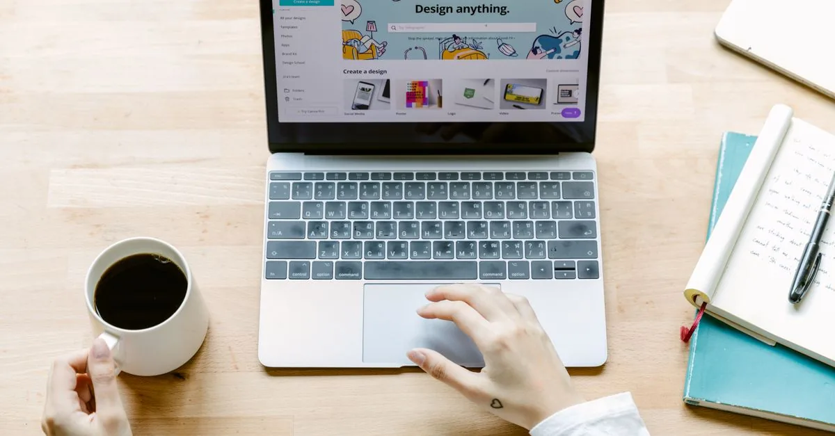 Persona trabajando en su laptop para crear un ingreso