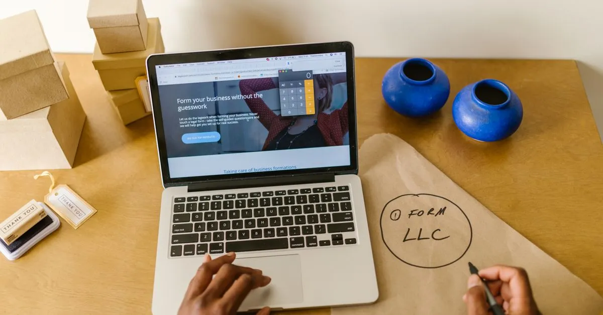 Persona administrando su tienda en línea desde una laptop