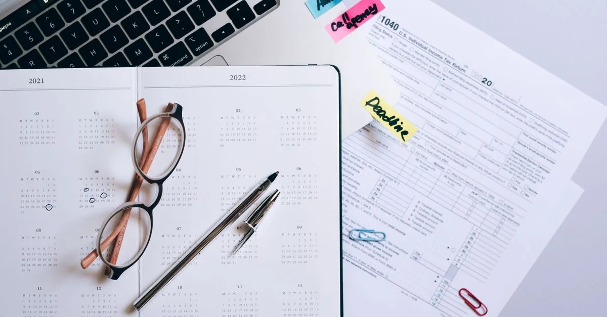 Persona ante una laptop con un calendario