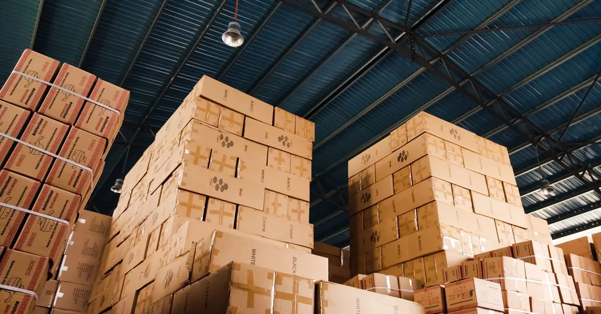 Almacén con cajas de un proveedor listo para entregar