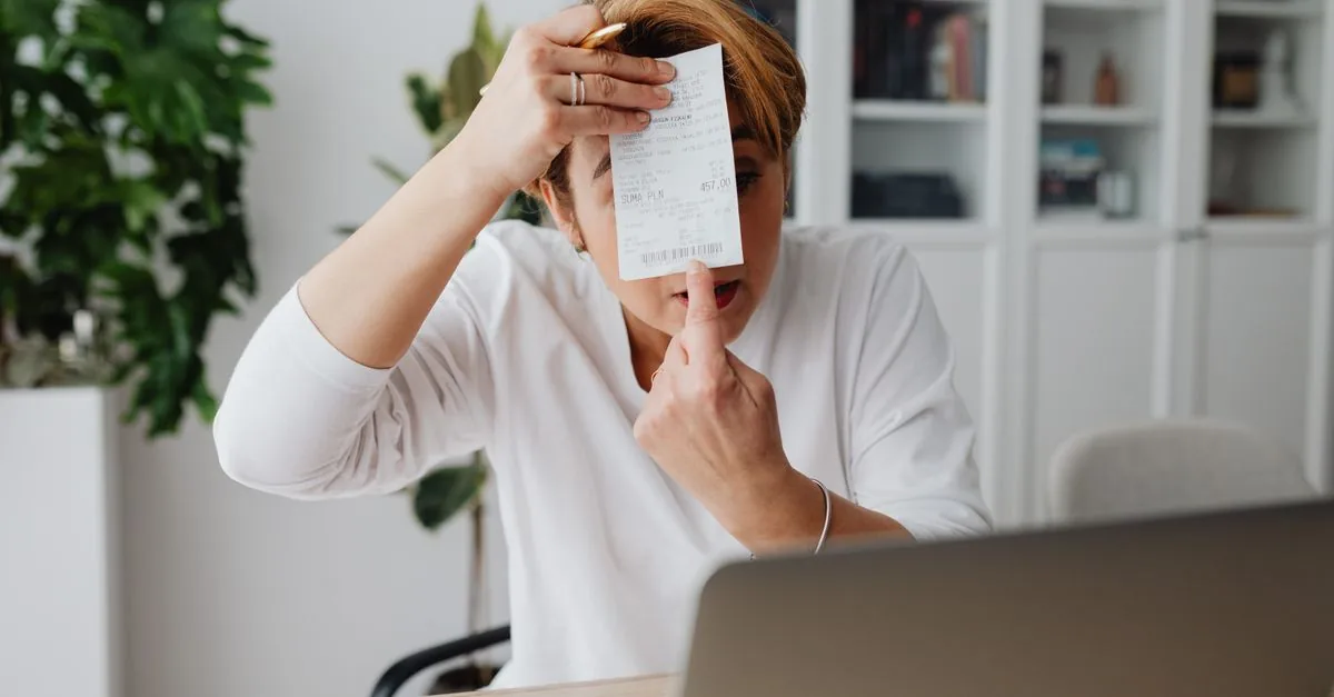 Persona emitiendo su primera factura desde una laptop
