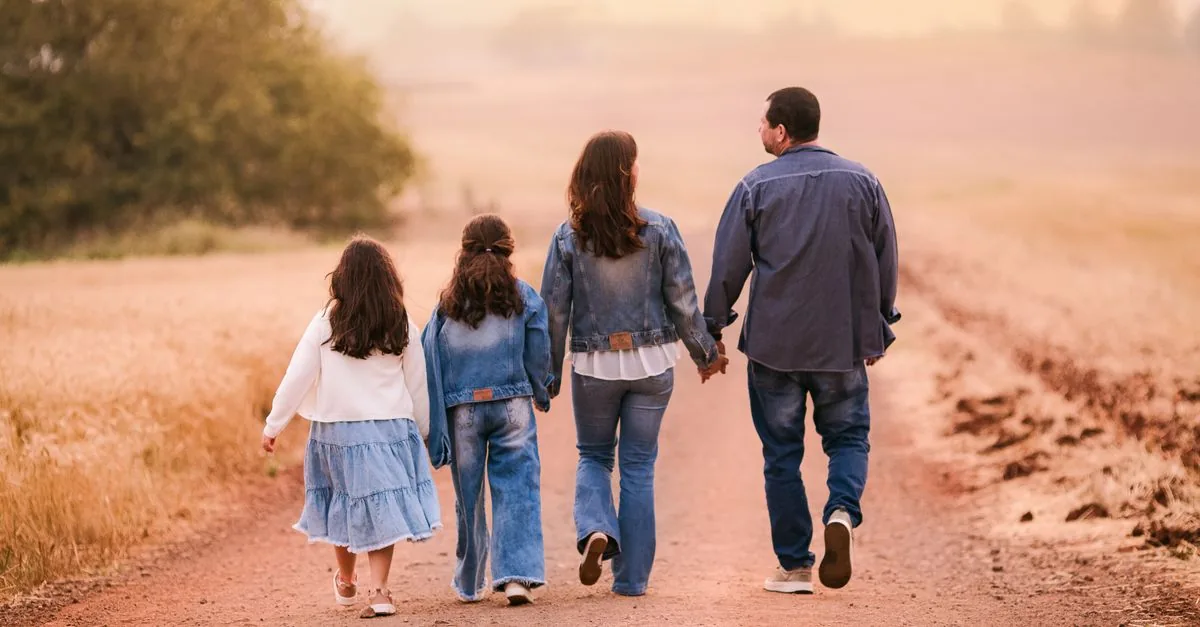 Familia caminando junta al aire libre
