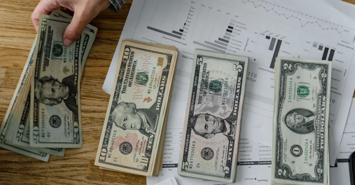 Dinero separado en dos montones, finanzas personales y del negocio