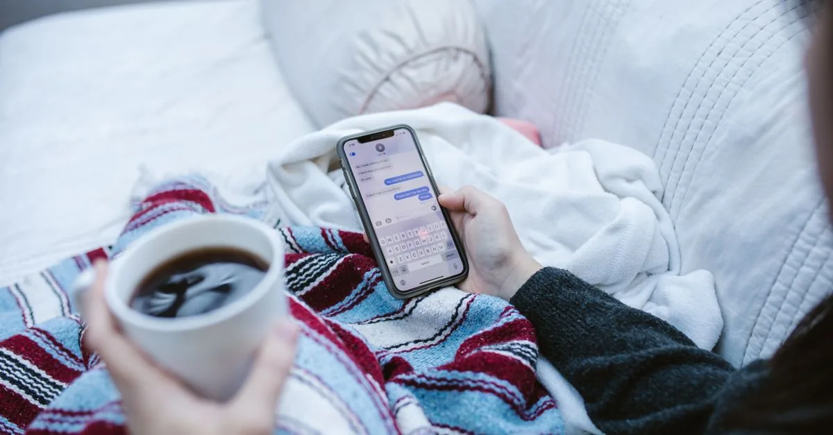 Persona vendiendo desde el chat de su celular