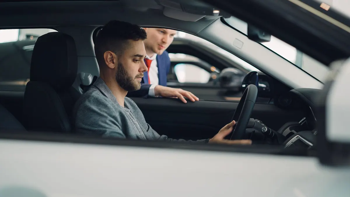 Persona revisando el motor de un auto usado antes de comprarlo