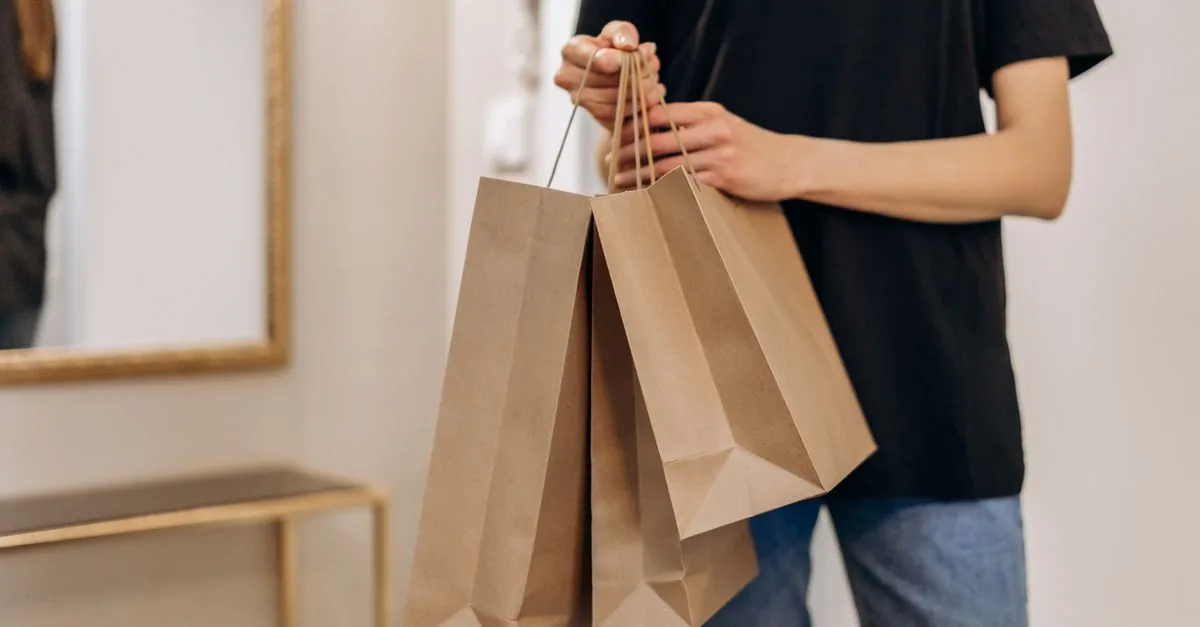 Persona con varias bolsas de compras en un centro comercial