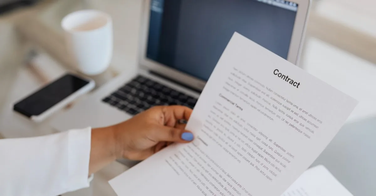 Documento oficial junto a una laptop, la constancia de situación fiscal