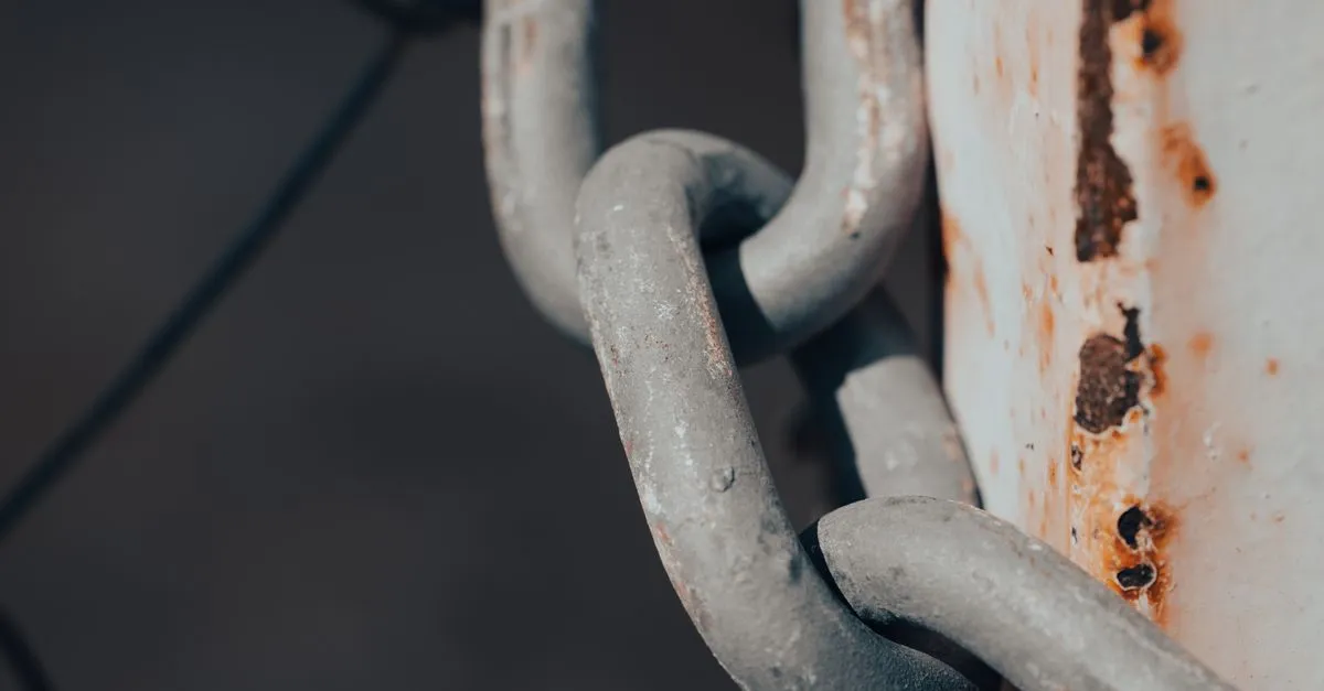 Cadena metálica que simboliza las creencias heredadas que atan