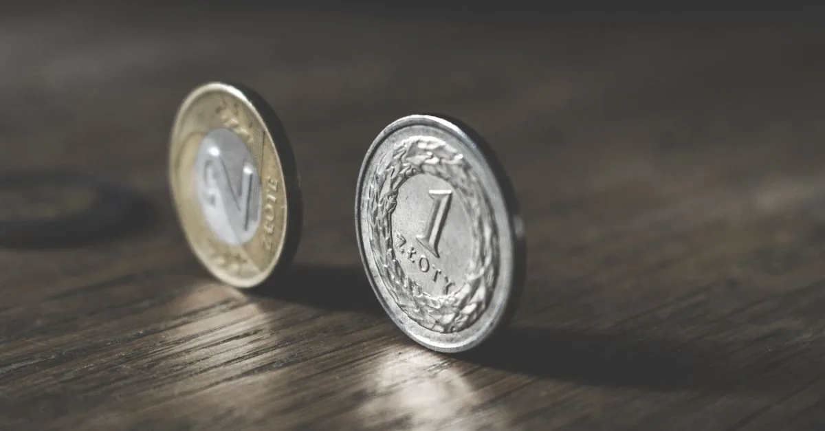 Balanza equilibrando monedas
