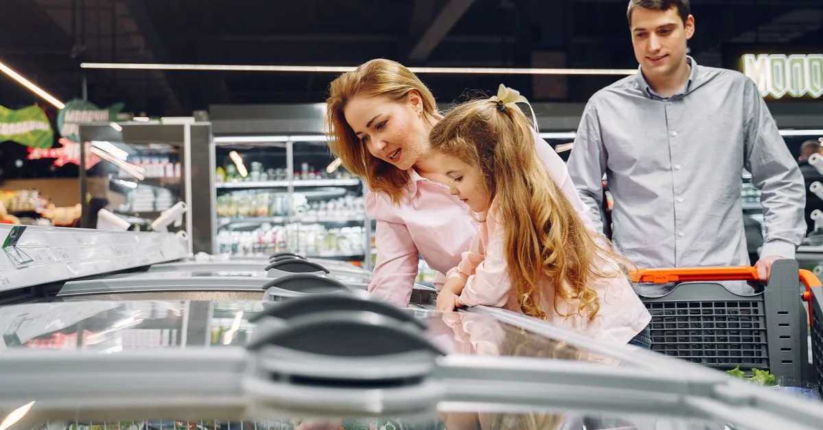 Familia haciendo las compras del súper