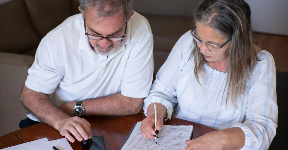 Pareja madura revisando sus finanzas en casa