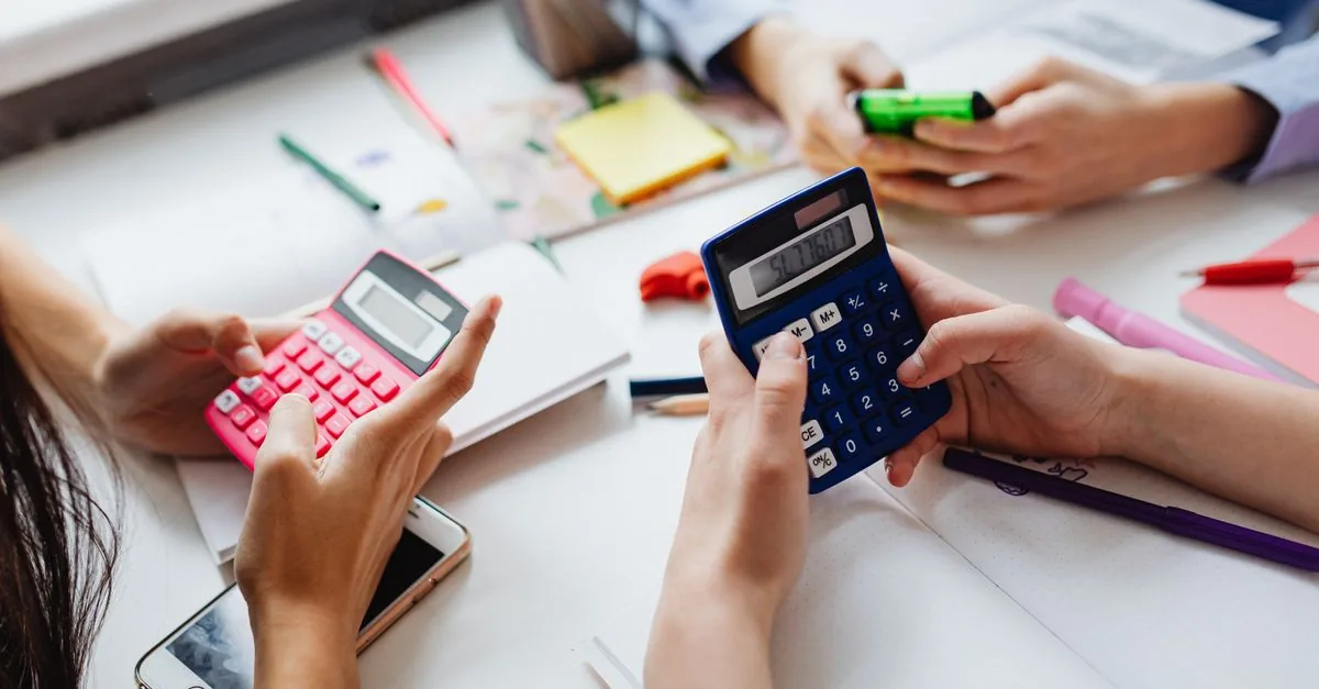 Cuaderno de estudiante y calculadora, la deducción de colegiaturas