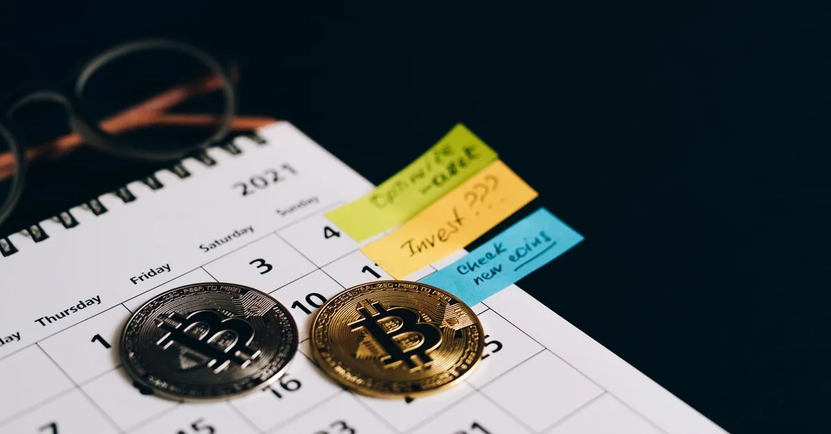 Monedas y un calendario, invertir de forma periódica