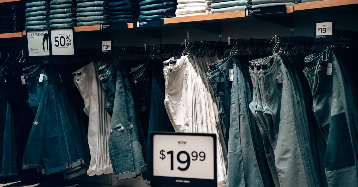 Etiqueta de precio rebajado colgando en una tienda