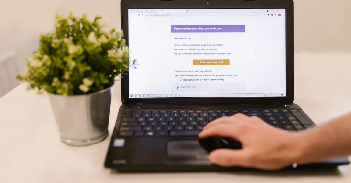 Un correo de marketing abierto en una laptop