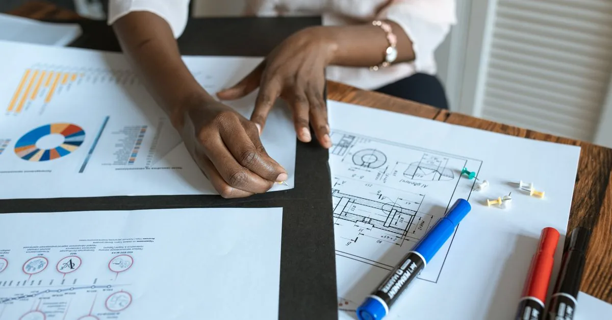Documentos inmobiliarios y gráficas en un escritorio