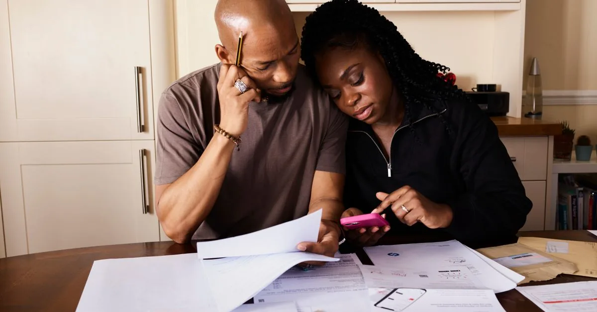 Pareja revisando juntos sus finanzas en casa