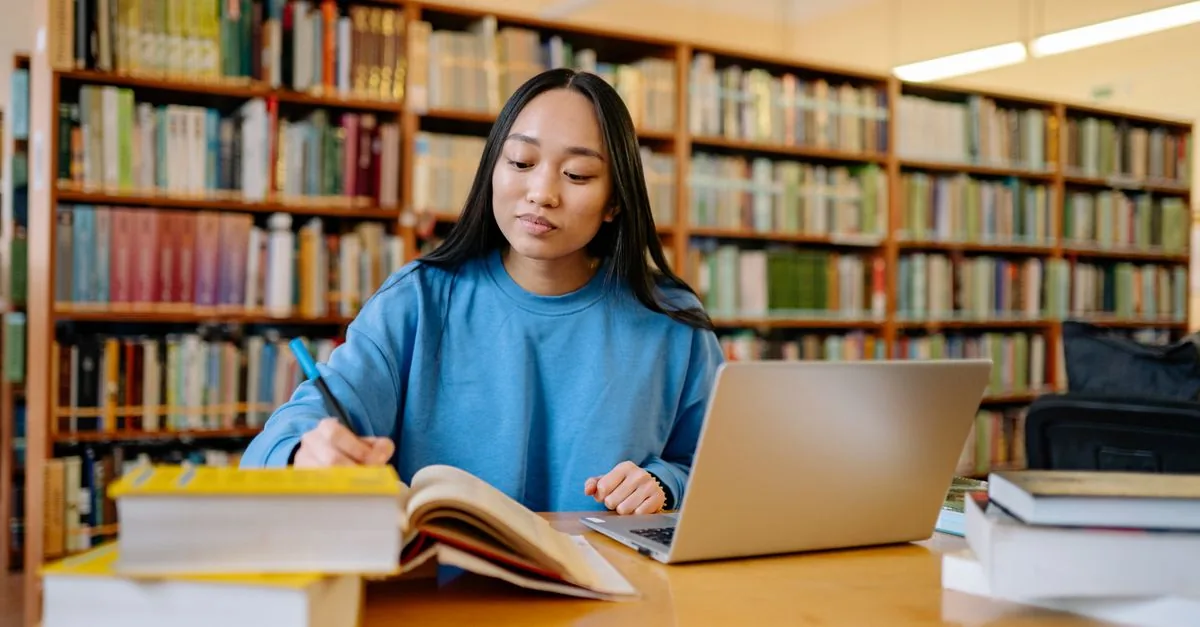 Estudiante con laptop y libros