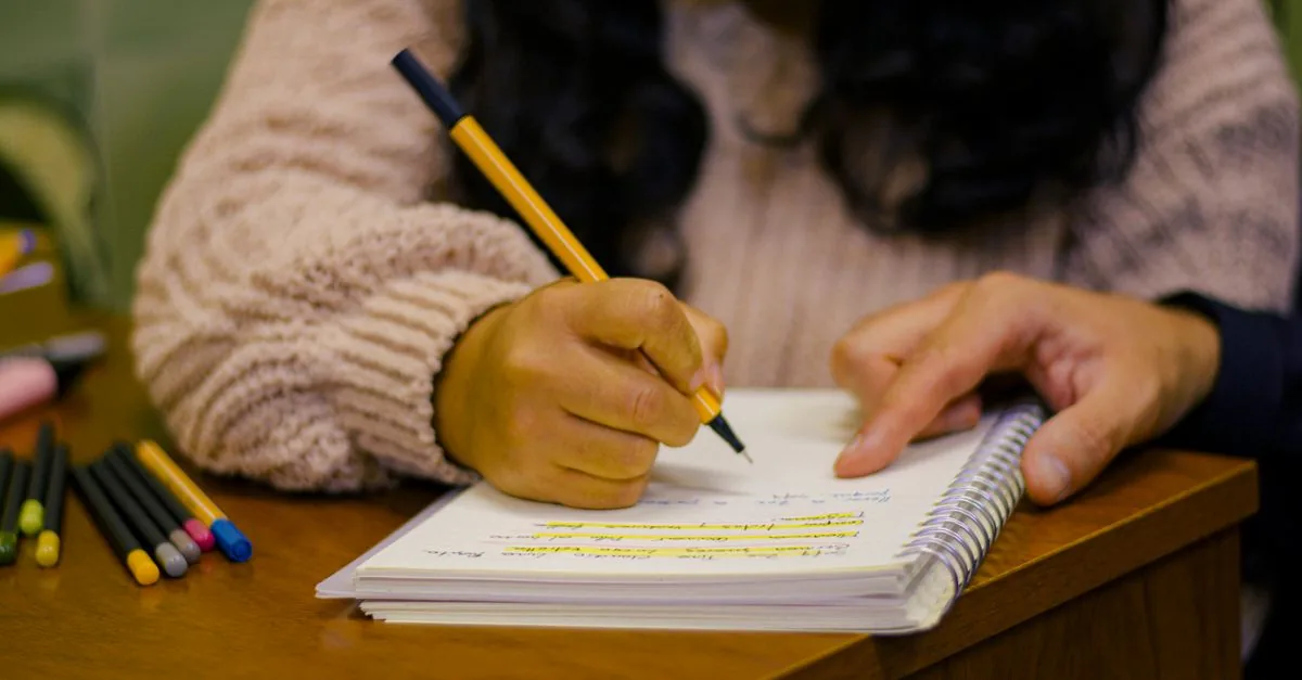 Libreta y pluma sobre un escritorio para escribir textos que venden