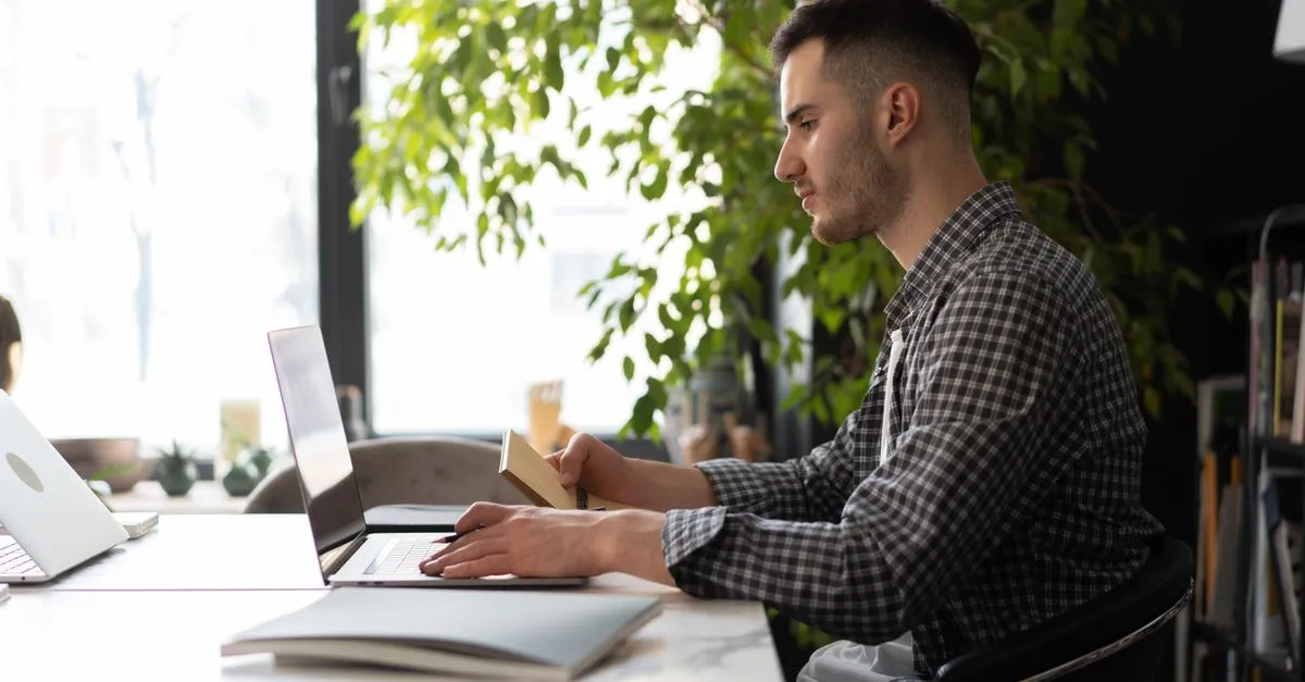 Persona trabajando con calma y enfoque en su escritorio