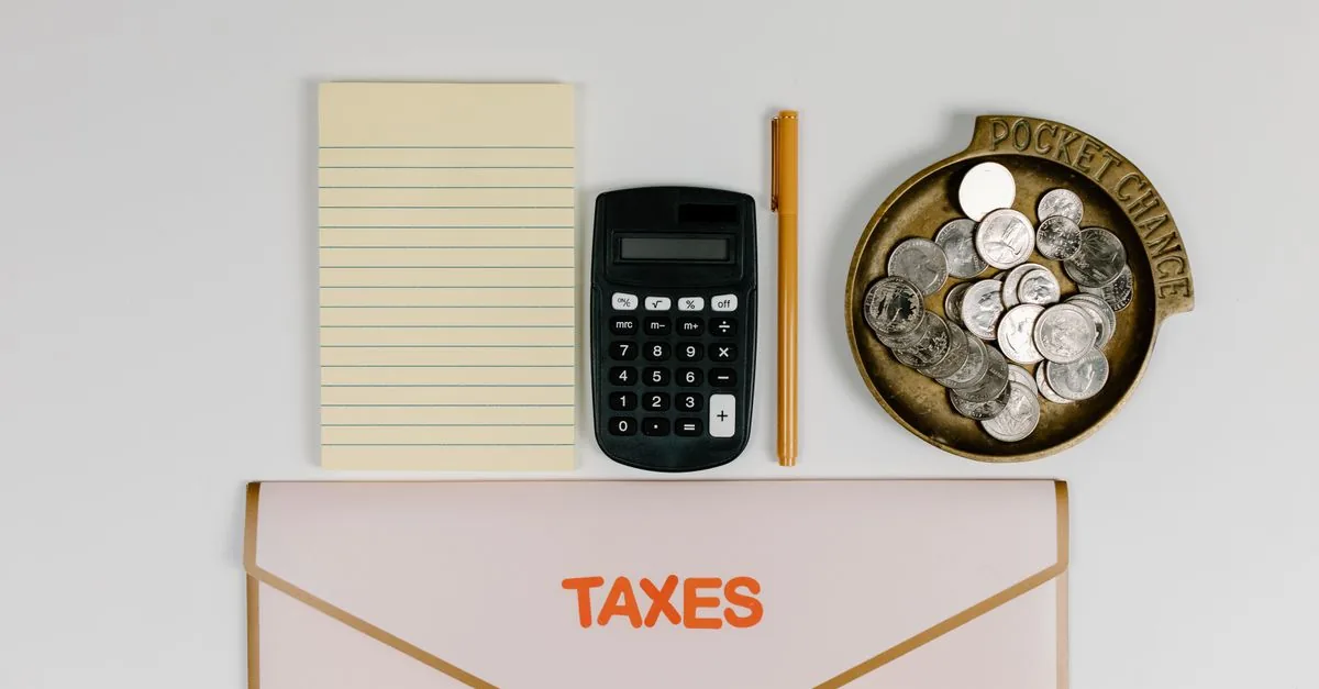 Documentos de impuestos junto a una calculadora