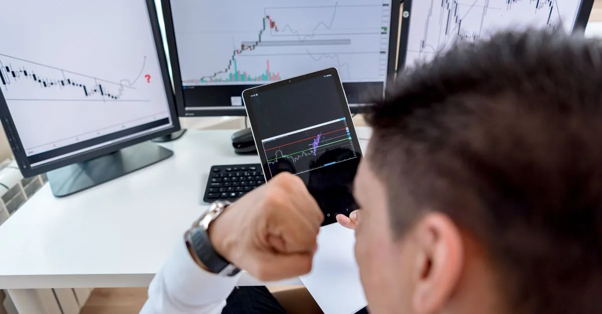 Persona analizando el rendimiento de sus acciones en la pantalla