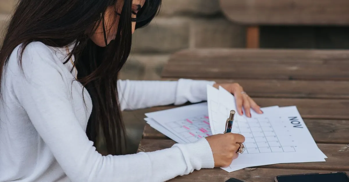 Calendario y planificación de largo plazo sobre un escritorio