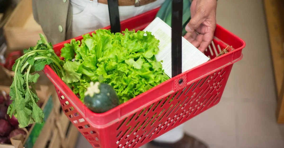 Canasta con alimentos del supermercado