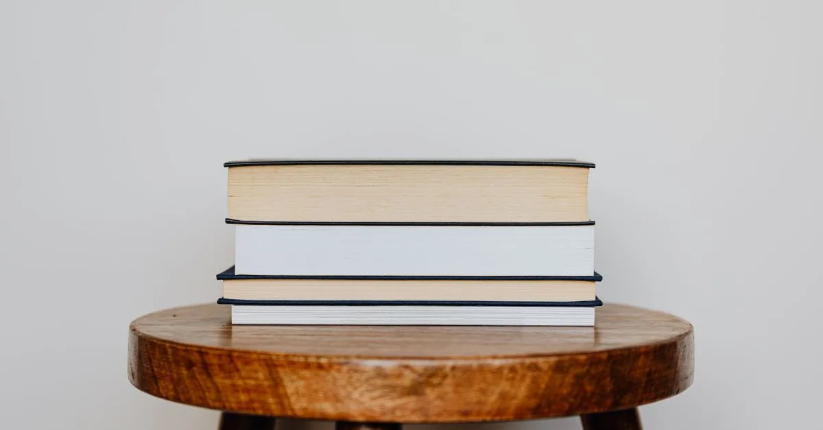 Pila de libros sobre una mesa