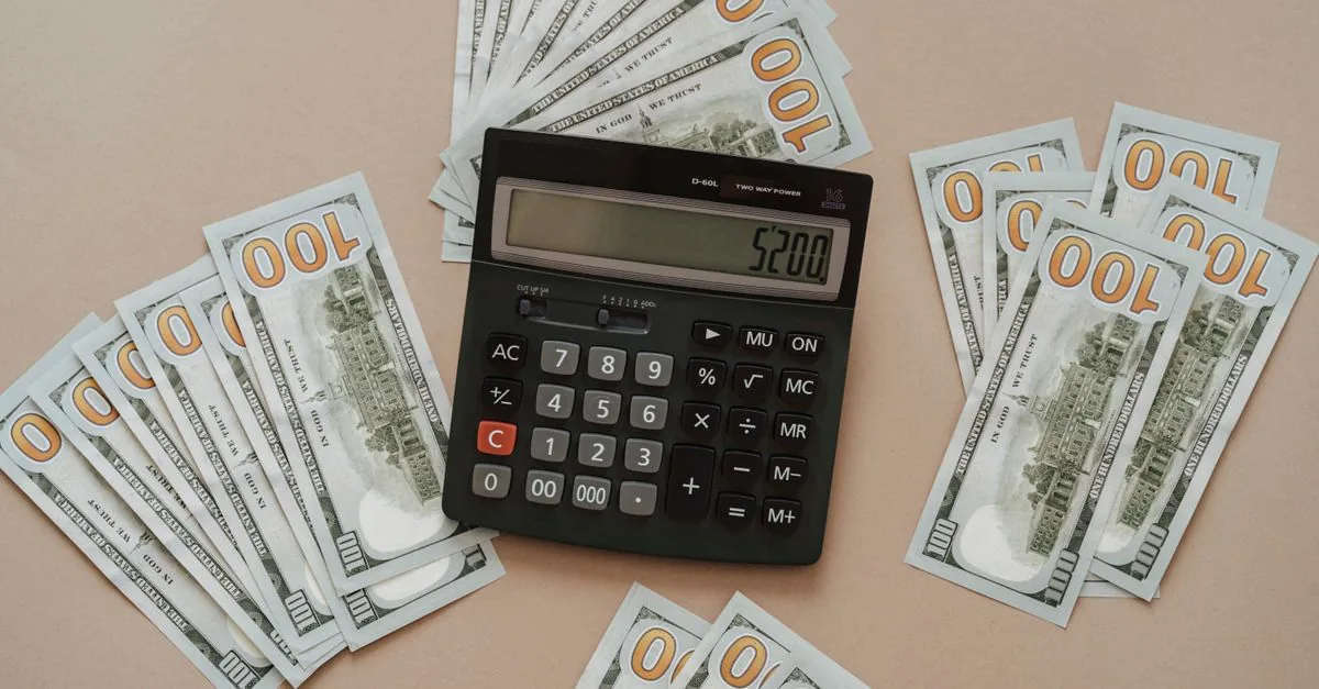Calculadora y dinero para medir la ganancia