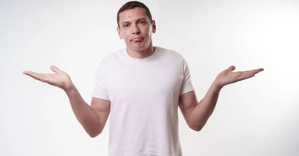 Persona confundida con gesto de duda