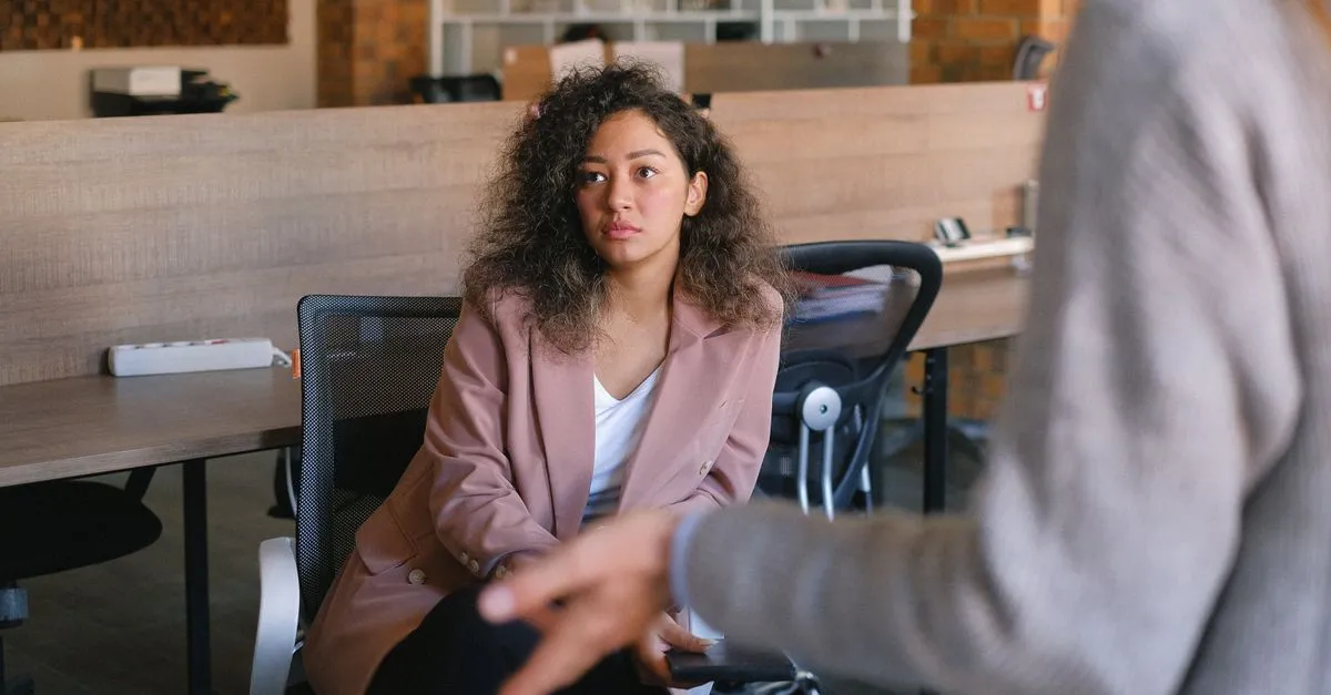 Empleado conversando con su jefe en una oficina