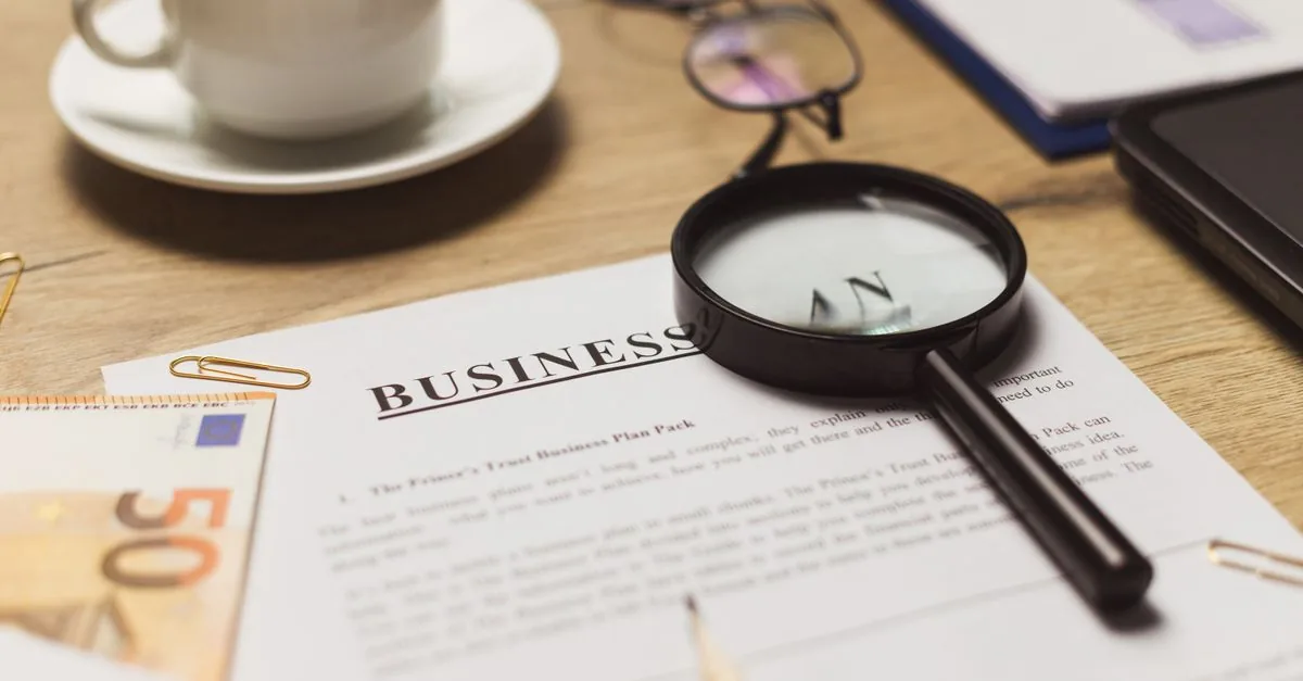 Documento de un plan de negocios sobre un escritorio