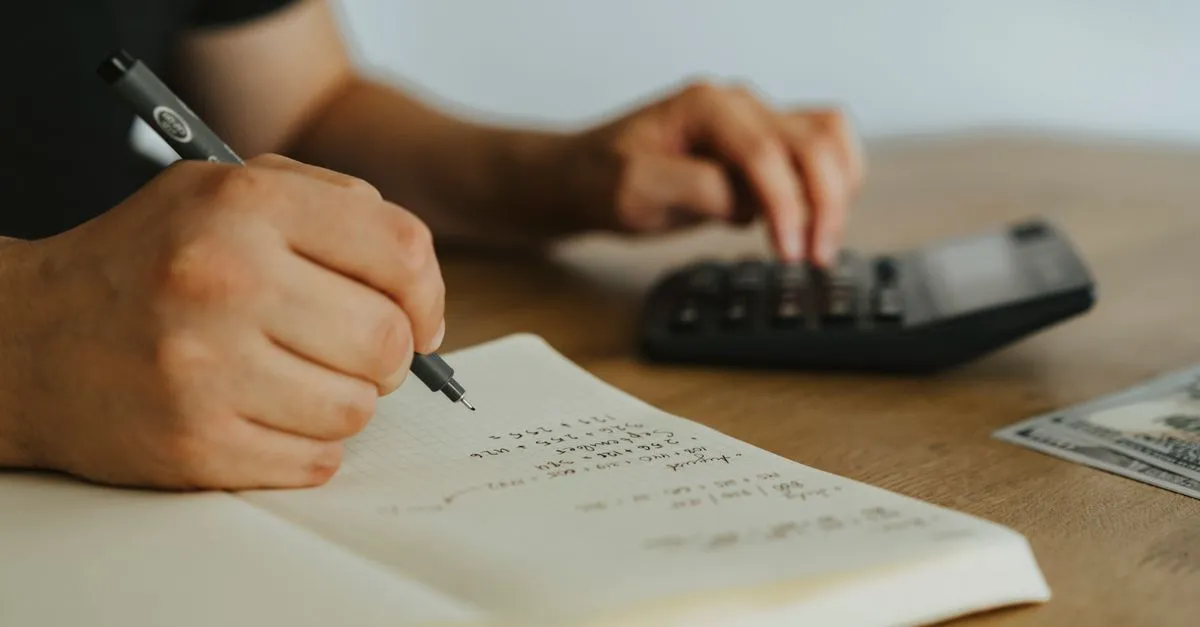 Calculadora, libreta y pluma listas para planear el año financiero
