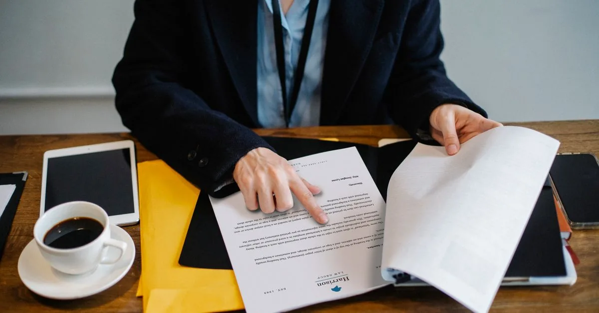 Trabajadora revisando su contrato laboral y sus prestaciones