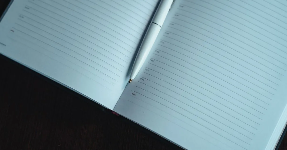 Cuaderno en blanco y pluma para armar un presupuesto desde cero